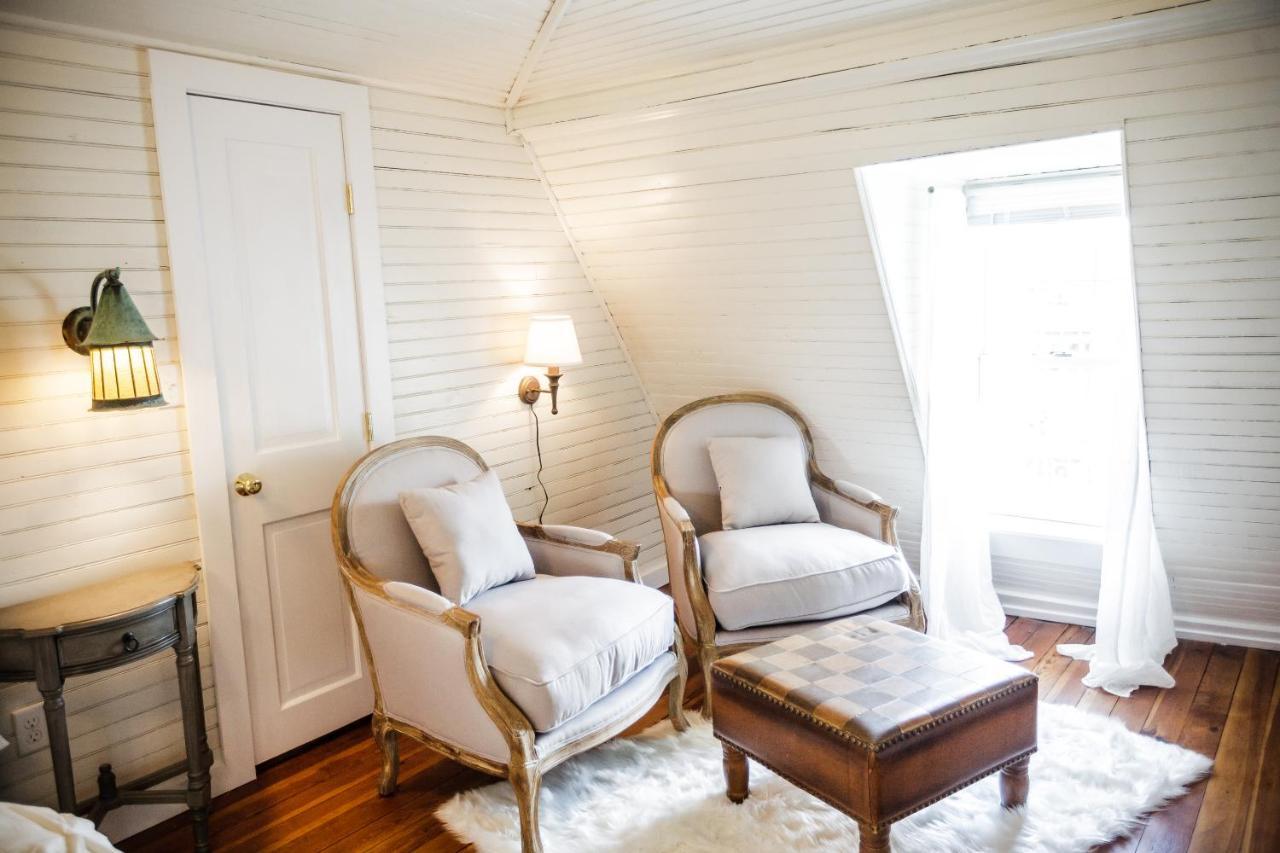 Fairytale Loft Suite 1 Bed, 1 Bath Luxury Apartment In Downtown Belmont ชาร์ลอตต์สวิลล์ ภายนอก รูปภาพ