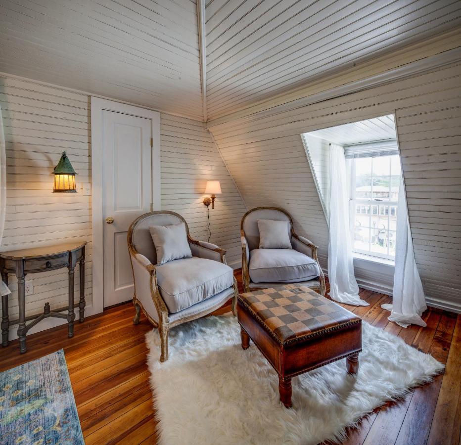 Fairytale Loft Suite 1 Bed, 1 Bath Luxury Apartment In Downtown Belmont ชาร์ลอตต์สวิลล์ ภายนอก รูปภาพ