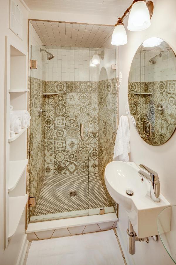 Fairytale Loft Suite 1 Bed, 1 Bath Luxury Apartment In Downtown Belmont ชาร์ลอตต์สวิลล์ ภายนอก รูปภาพ
